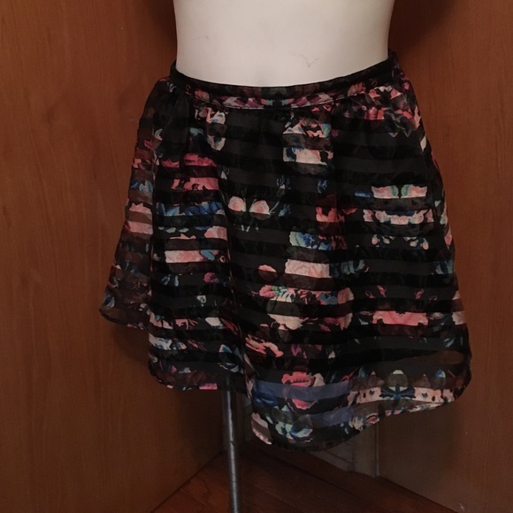 Adorable! Floral stripe skirt with pockets!