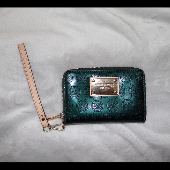 Michael Kors wristlet - Picture 1 of 3