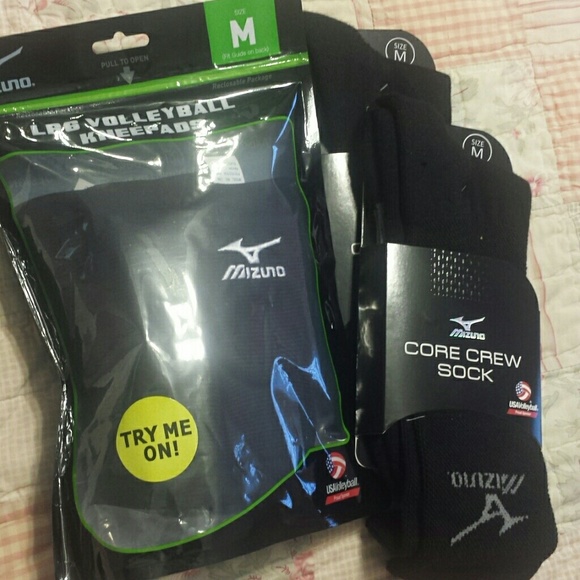 NWT Mizuno Volleyball Kneepads and 2 Pair Socks