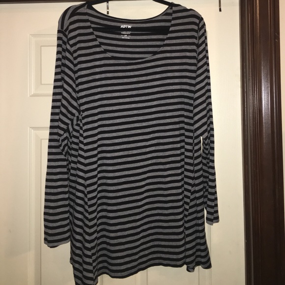 Black and gray swing shirt.