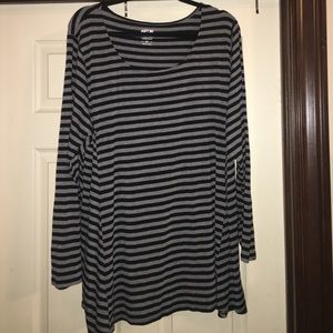 Black and gray swing shirt.