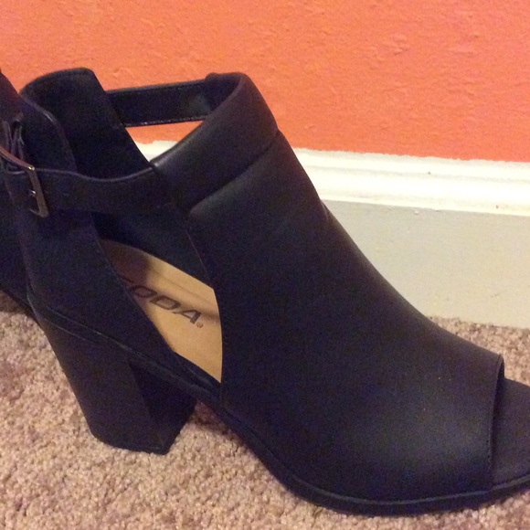 Peep toe Black Block Heels