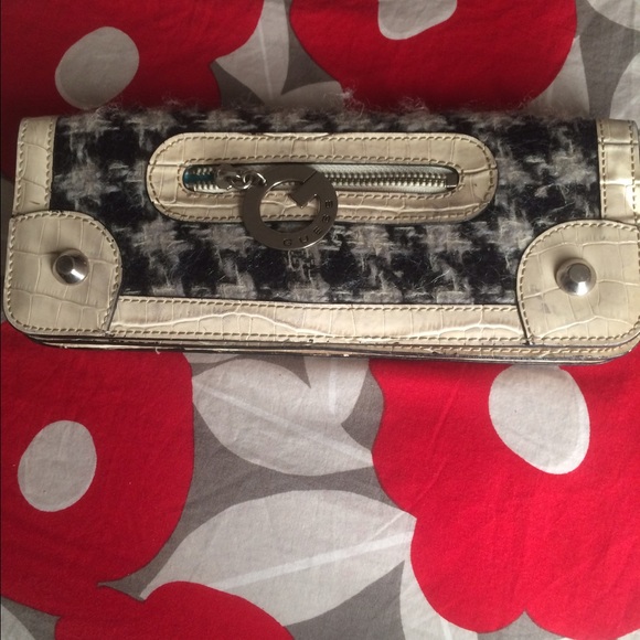 Guess clutch