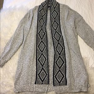 Grey marled sweater with print 💕