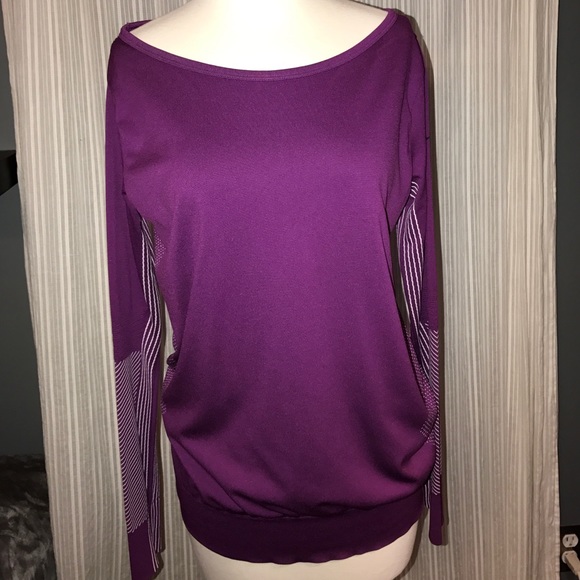Super cute long sleeve Nike top!