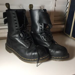 DOC MARTEN CADEN BOOT SIZE 8 WOMEN
