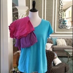 🍀Bundle of 3 V neck T shirts! EUC