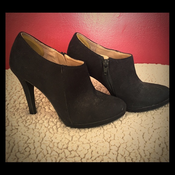 Merona size 6 black suede booties
