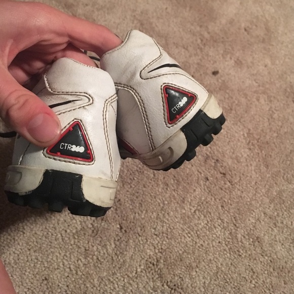 Boys Nike CTR 360 Indoor soccer shoes size 5 - Picture 3 of 4