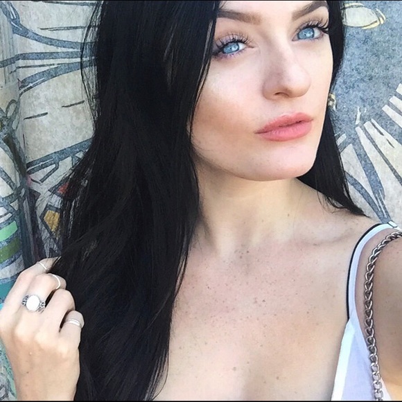 Meet the Posher: Roslyn - Picture 3 of 3