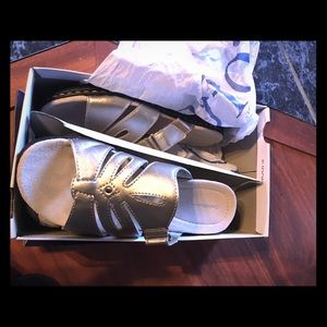 New in box croft & Barrow women's sandals