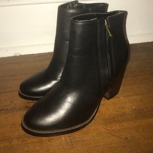 URBAN OUTFITTERS HEELED BOOTIES