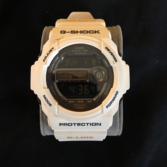 Men's white G-shock watch white
