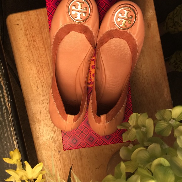 SOLD.      Tory Burch Caroline 8.5.  Leather.