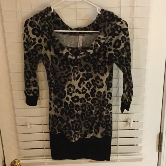So cute! Leopard print 3/4 sleeve scoopneck blouse