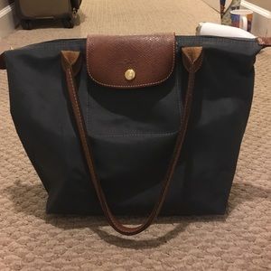 Charcoal gray long champ le pliage medium tote!