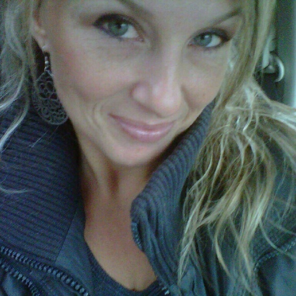 Meet your Posher, Stacy - Picture 2 of 2