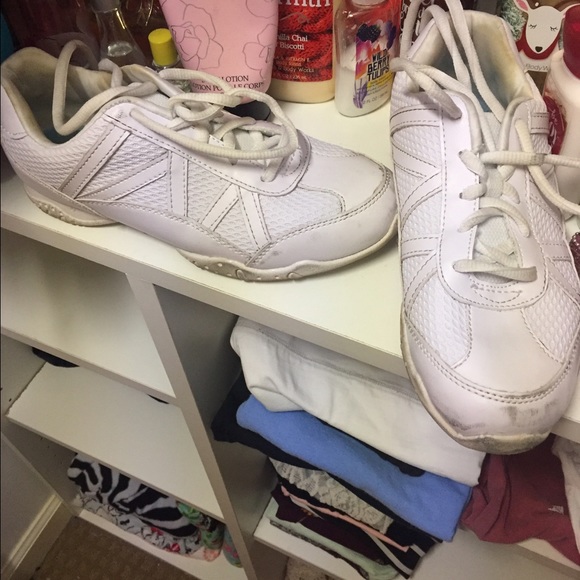 Cheer shoes