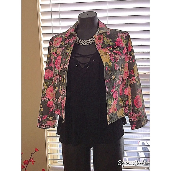 unique black acid wash cropped denim jacket! ✨