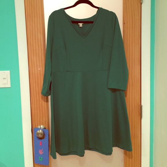 Kelly green 3-quarter length sleeve dress