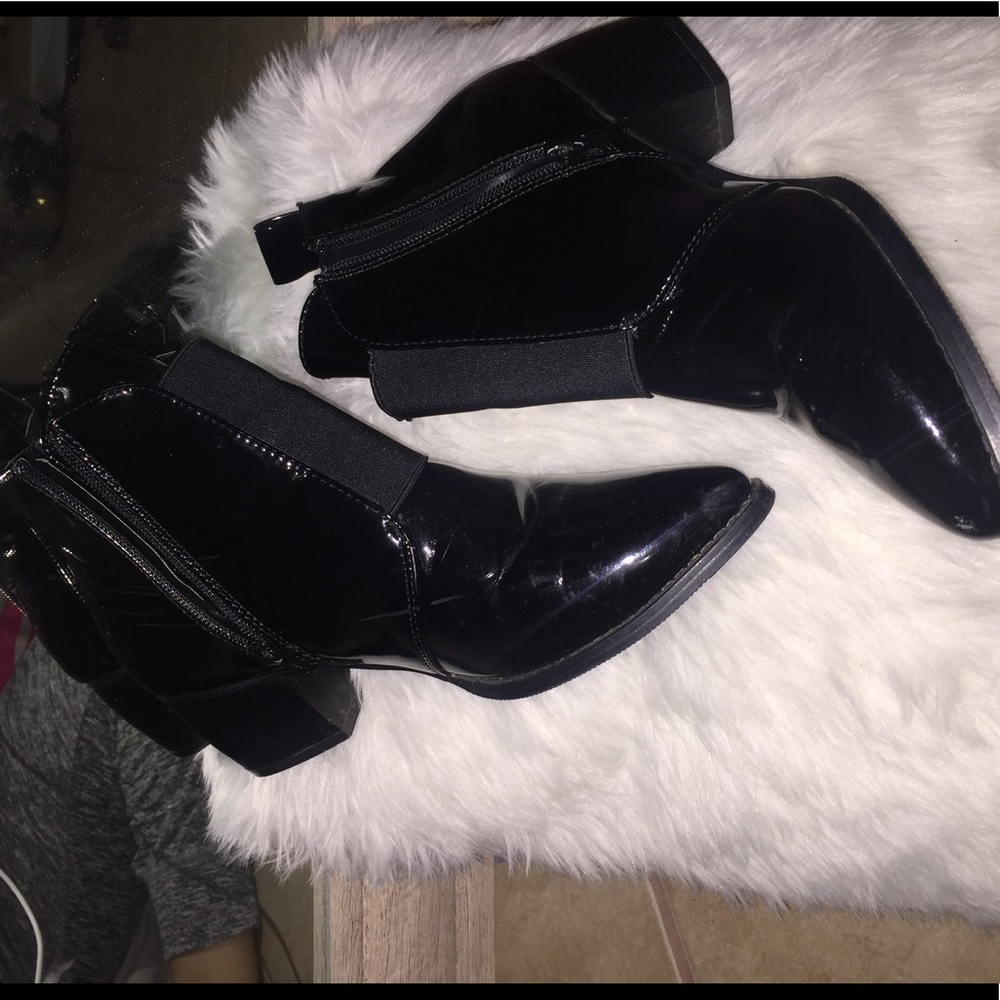 BOOTIES WITH POINTY TOE