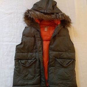 Puffy vest w/detachable fur lining on hoodie