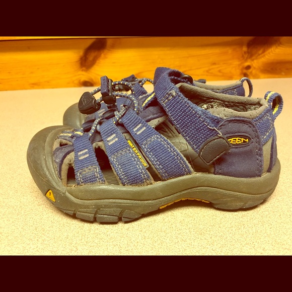 Boys Size 10 Keens
