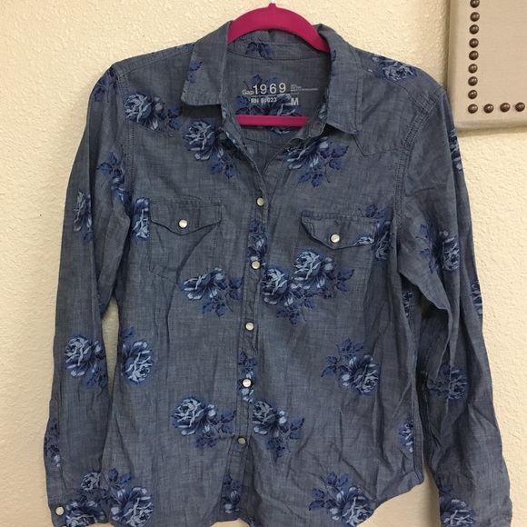 Gap button down women's shirt