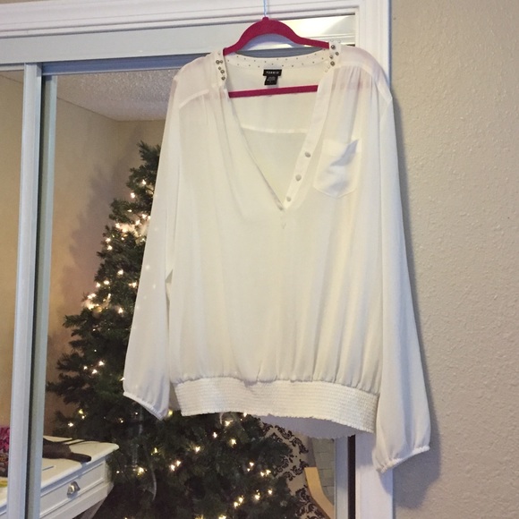 Detailed color sheer blouse