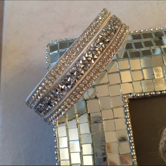 Jewelry - White snap on bling bracelet