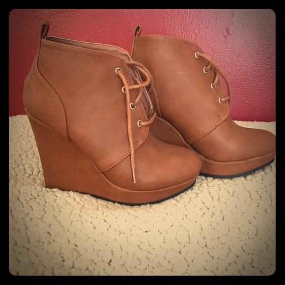 Quipid. Brown wedge. 5-1/2. Boogie. Lace up