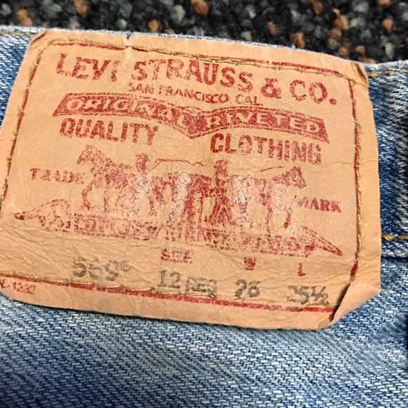 ❌SOLD❌ Levi's 569 shorts - Picture 3 of 4