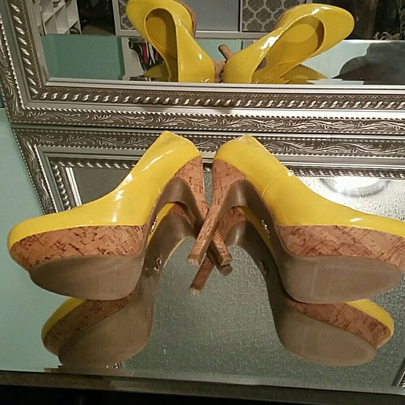 Jennifer Lopez- Yellow closed toed heels - Picture 2 of 3