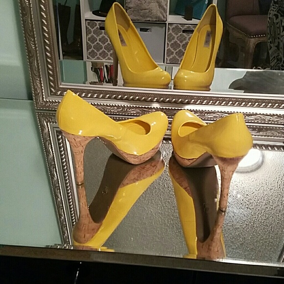Jennifer Lopez- Yellow closed toed heels - Picture 3 of 3