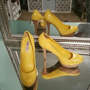 Jennifer Lopez- Yellow closed toed heels