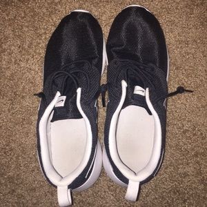 Black Nike Roshes