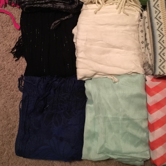 12 scarfs - Picture 2 of 4