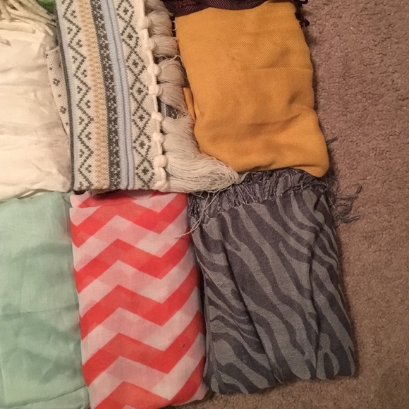 12 scarfs - Picture 3 of 4