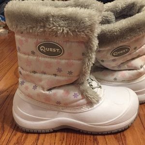 ❄️️Girls SNOW Boots   Size 4.