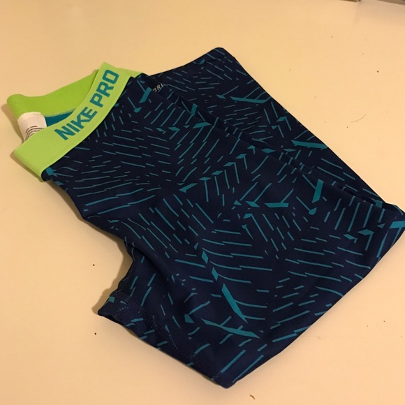 Nike workout crops