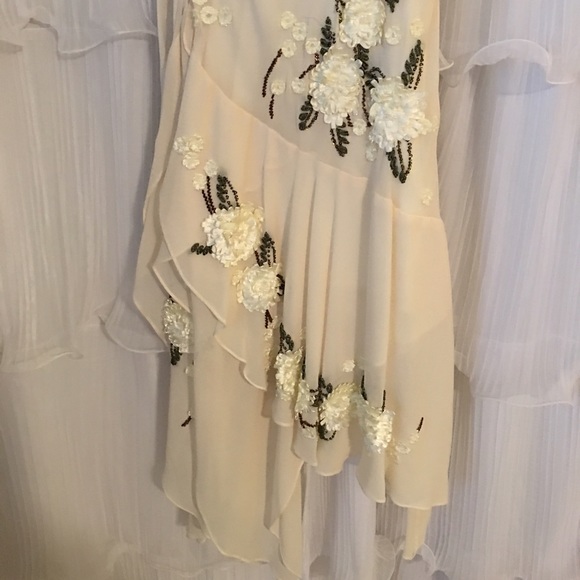 Shin length cream dress - Picture 2 of 4