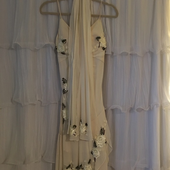 Shin length cream dress - Picture 3 of 4