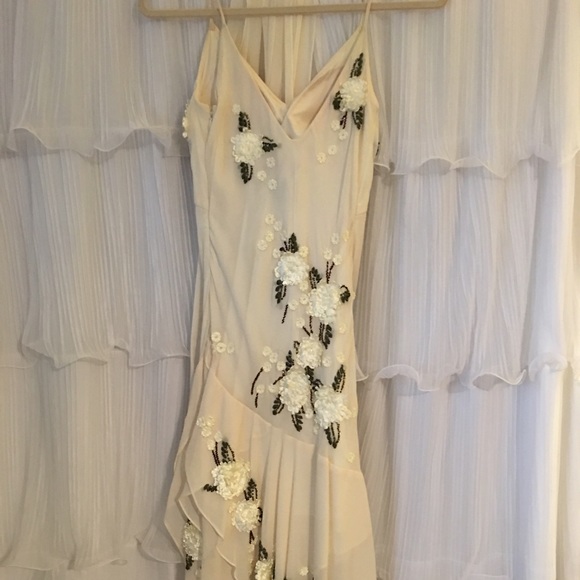 Shin length cream dress - Picture 4 of 4