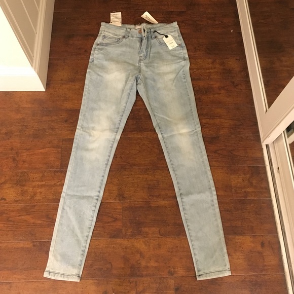 MID-RISE LIGHT-WASH SKINNY JEANS BRAND NEW!!