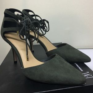 Green pointed suede heels 👠 ankle tie