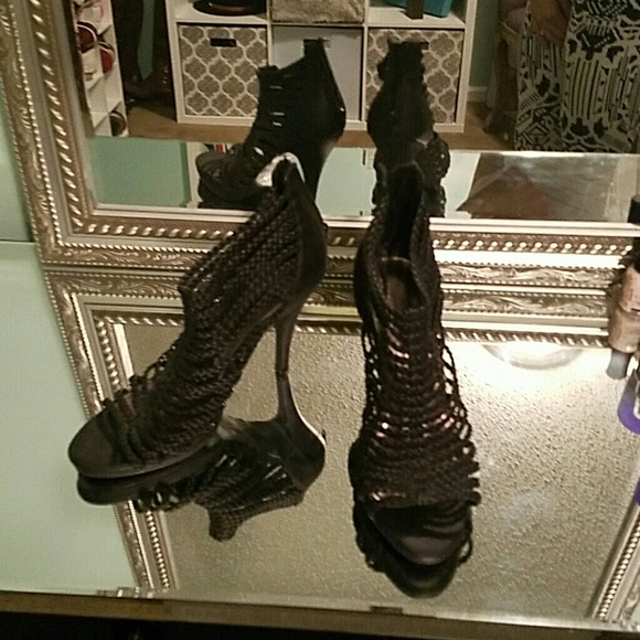 Black Strapped high heels - Picture 1 of 3