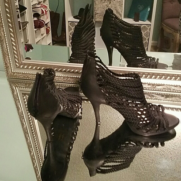 Black Strapped high heels - Picture 2 of 3