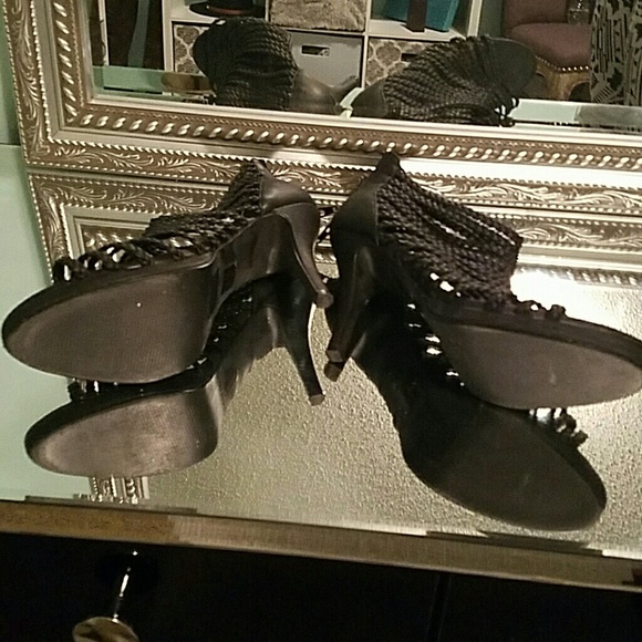 Black Strapped high heels - Picture 3 of 3