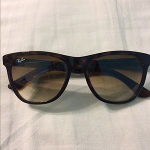 AUTHENTIC Ray-Ban RB4184 (Made in Italy)