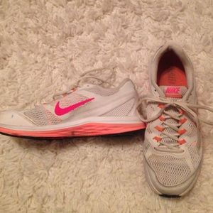 Size 7.5 Nike Dual Fusion